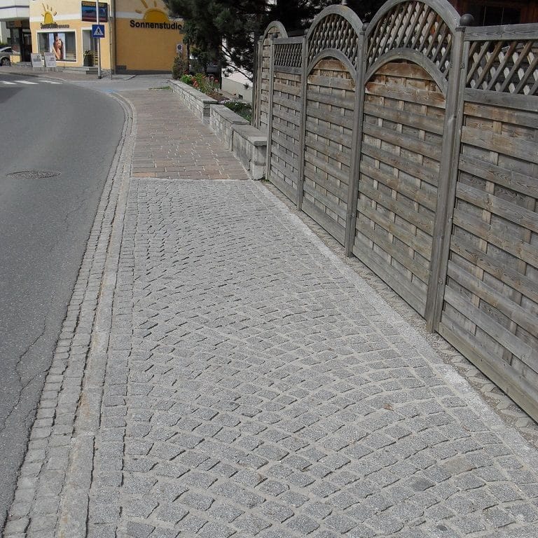 gepflasterter Fußweg